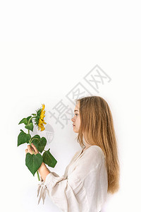穿单身服装的漂亮年轻女人穿着白底向日葵图片