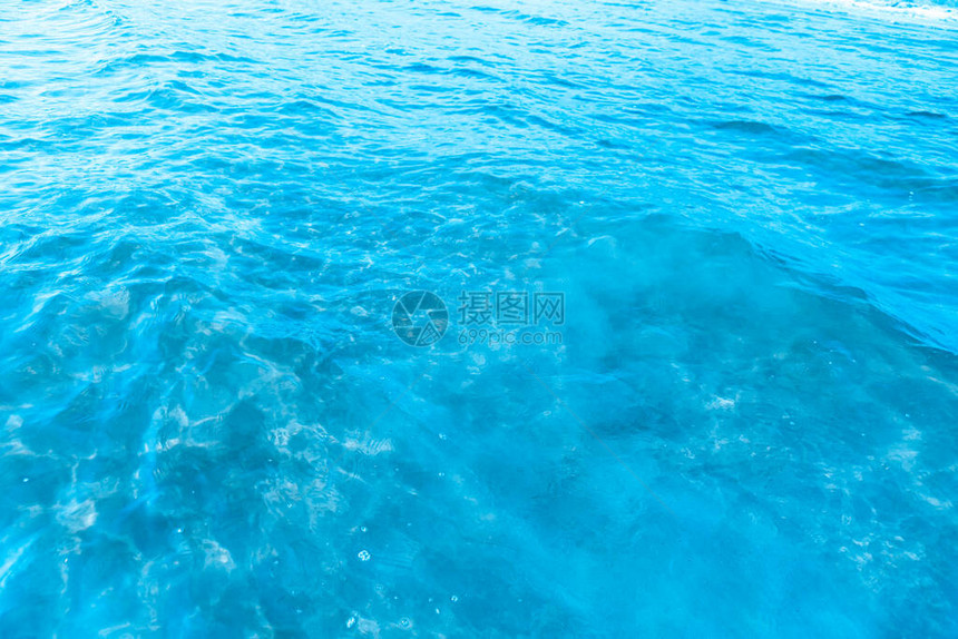 海滩纹理背景附近的蓝色透明海水图片