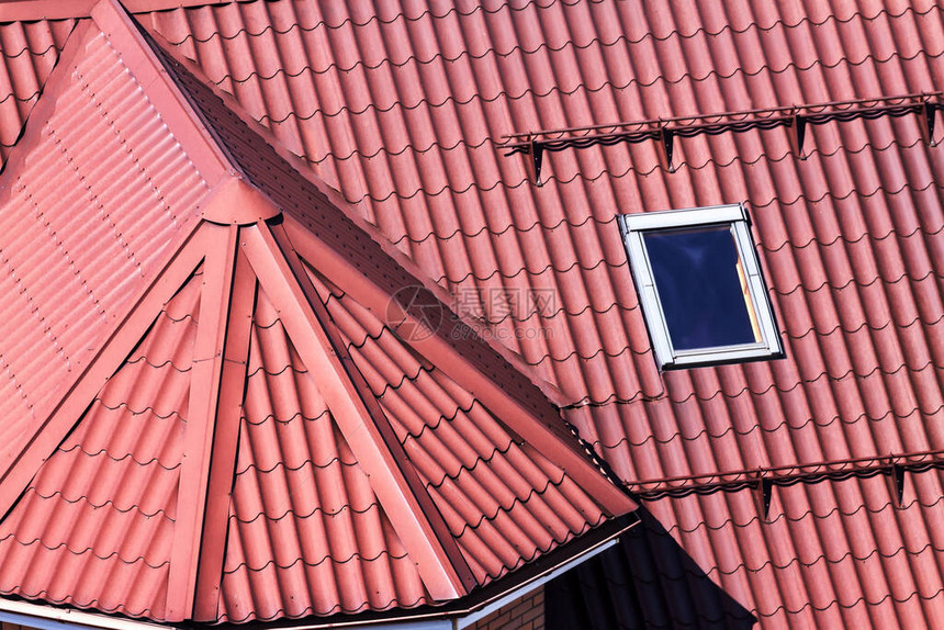 顶视图棕色现代纹理波纹金属屋顶与天窗转角屋面防水施工图片