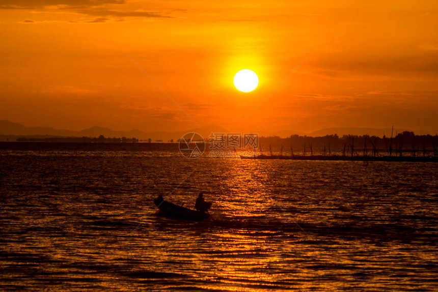 休眠渔船和日落的天空在湖图片