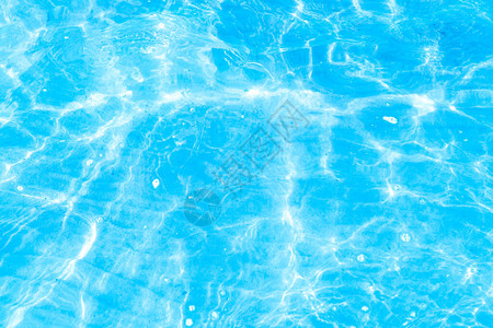 海滩纹理背景附近的蓝色透明海水图片