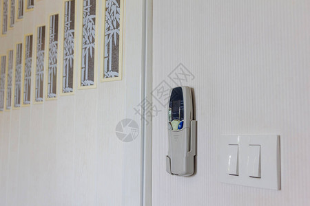 连接白色墙壁的空调器遥控制装置图片