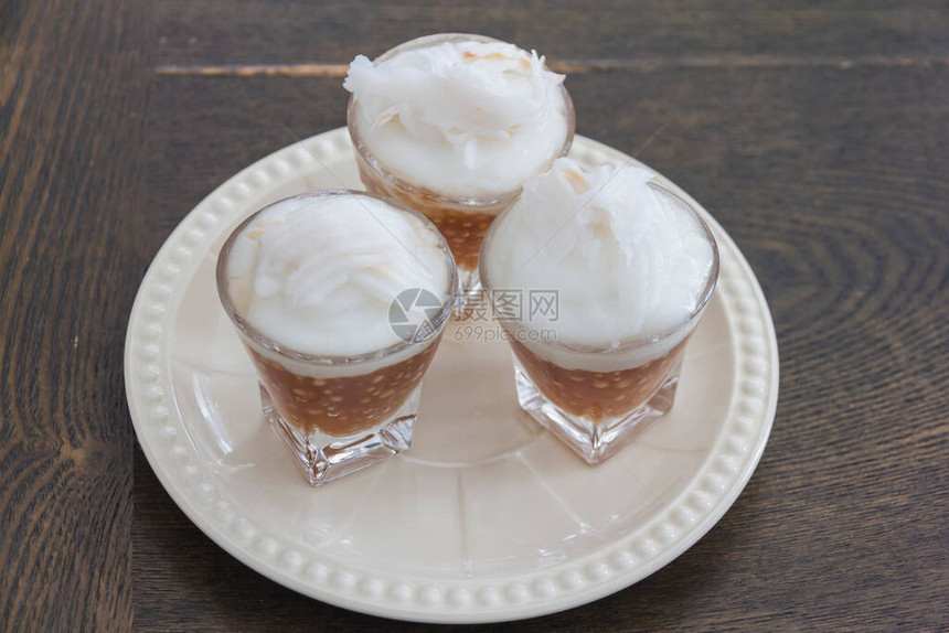 泰国沙果甜品加椰子牛奶装在小杯图片
