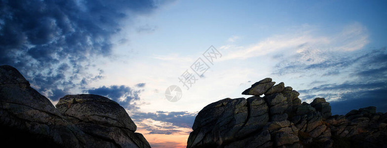 日落时的岩石峭壁全景图片
