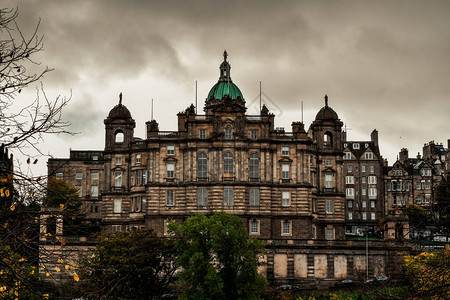 苏格兰爱丁堡历史建筑和绿色公园位于图片