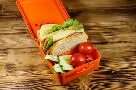 带三明治和新鲜蔬菜的午餐盒图片