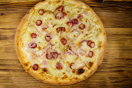 美味新鲜的比萨饼香肠红洋葱和芝士图片