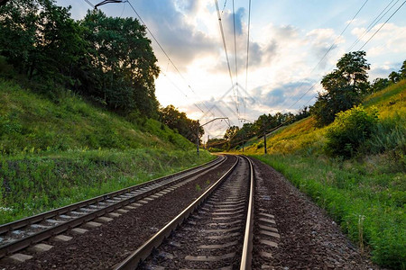 铁路线的铁路电线杆和电线夏季图片