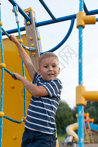 小男孩在户外操场上玩得开心孩子们的夏季积极运动休闲幼儿园或校园图片