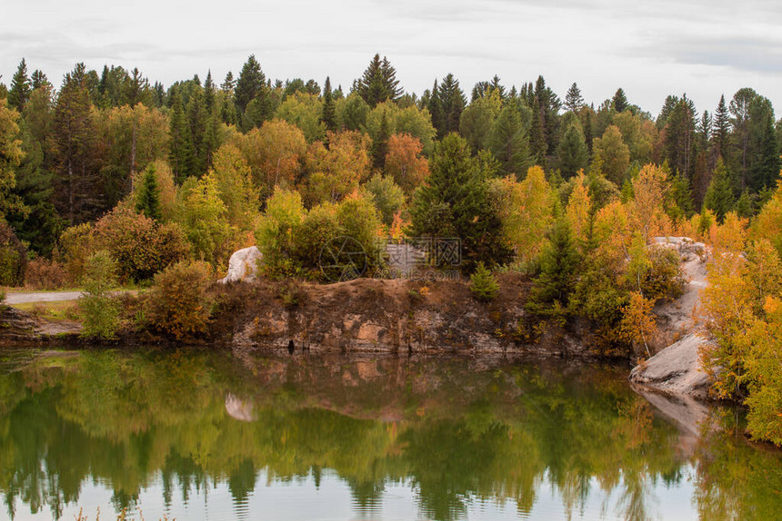 紧凑的秋叶照片反射在湖上玻图片