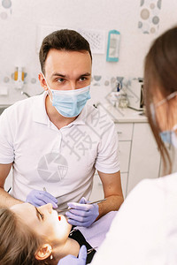 牙医和护士在牙科办公室做专业牙齿清洁术图片