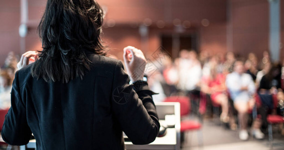 女发言人就企业商务会议发表演讲在会议厅的观众中面目全非的人商图片