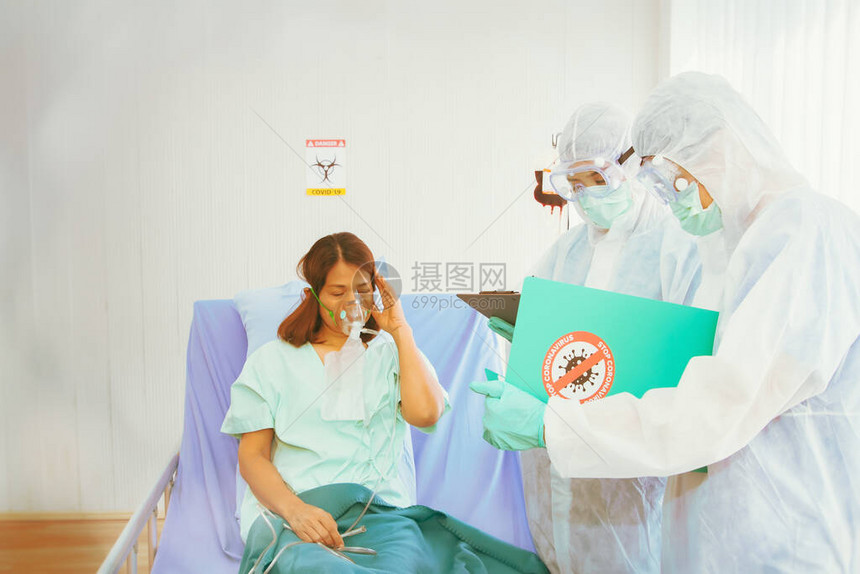 医疗团队在治疗冠状Covid19感染患者时密切监测症状在医院的隔离室里图片