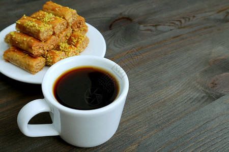 土耳其咖啡杯在木制餐桌上图片