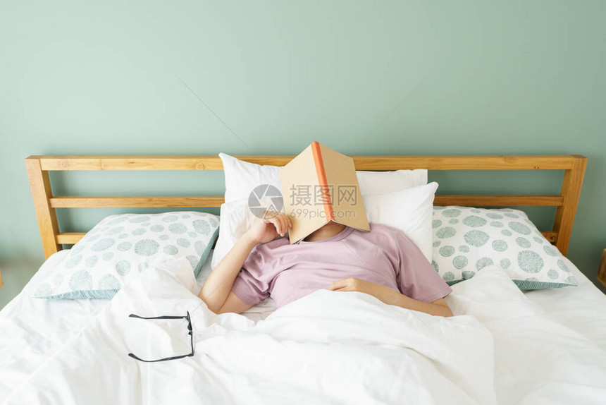亚洲帅哥睡觉时看书人书嗜睡导致睡眠充足睡眠的概图片