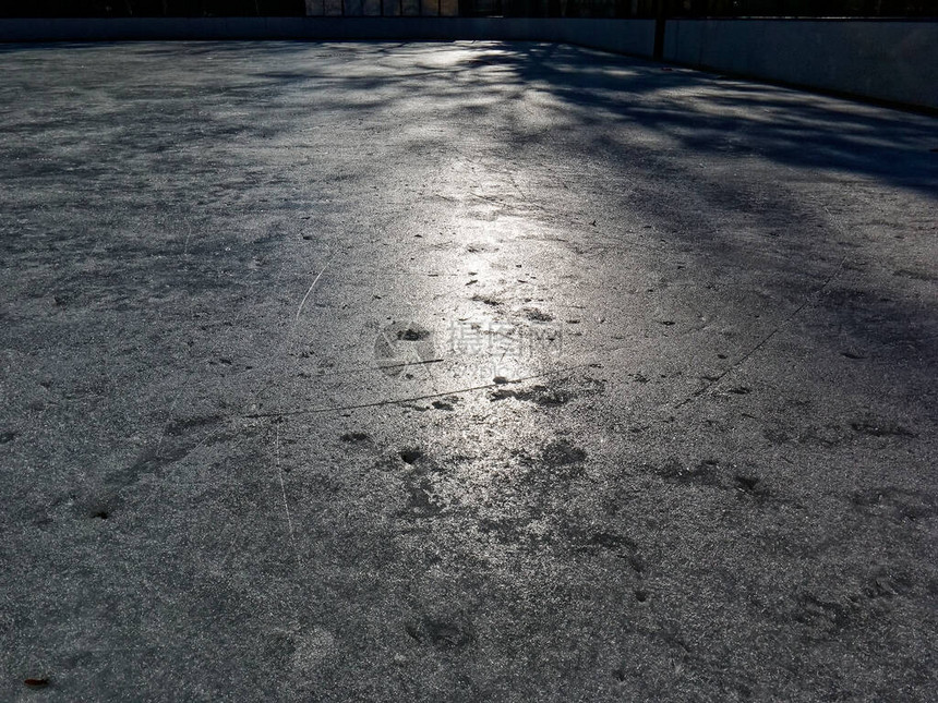 莫斯科曲棍球赛场上的冰融化图片