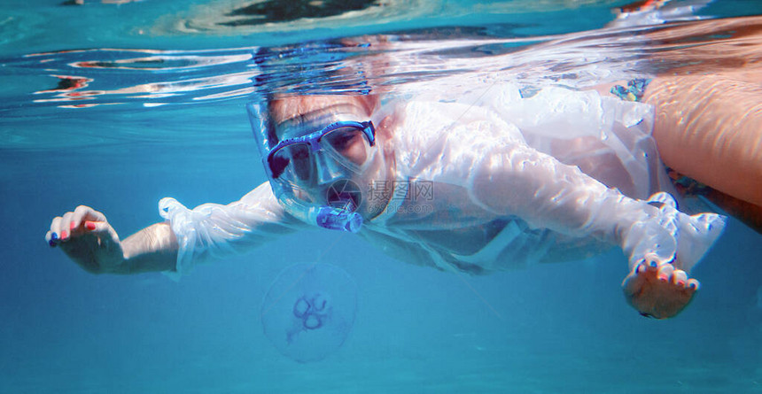 戴着浮潜面具的快乐女孩在珊瑚礁海池中与热带鱼一起潜入水下旅行生活方式水上运动户外探险带孩子的家庭夏季海滩图片