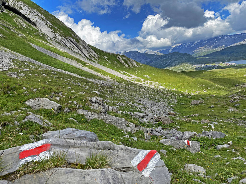 Melchtal高山谷斜坡和UriAlps山地块上的登山路标和记图片