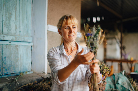 一位乡村女花店家的肖像造就了一束美丽的节日花束干鲜花图片