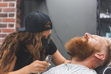 理发店里的男人剪胡须和小胡子的女理发师戴面具图片