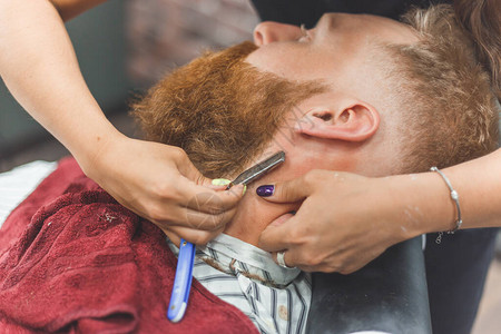 理发师用剃须刀刮胡子缝纫设备选择专注图片
