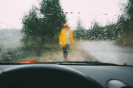 黄色雨衣男子的模糊形象图片