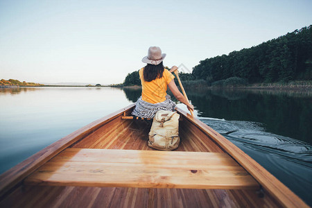旅行女孩后视图享受划独木舟划船划独木舟图片