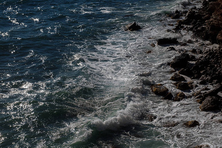 海浪背景打破海水岩石海岸波涛汹涌的大海绿松石水梯度泡沫在公海的大浪夏季风海图片