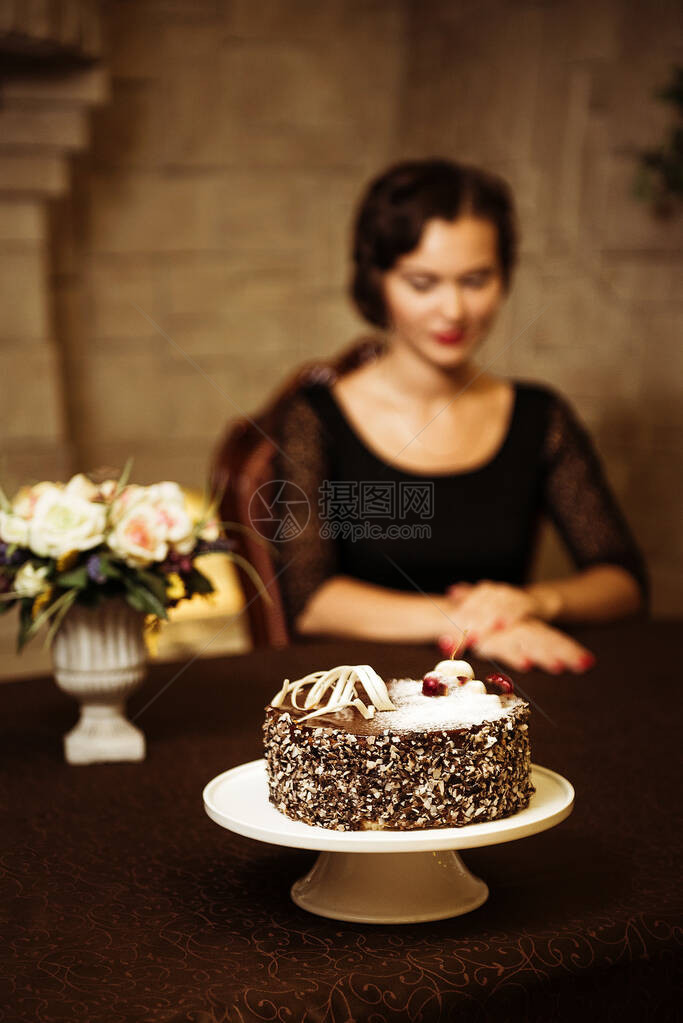 年轻迷人的女孩自制蛋糕有选择焦图片