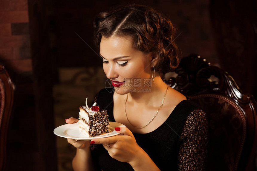 美女拿着餐盘和甜点有吸引力的欧洲图片