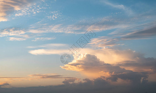 夕阳与乌云的戏剧日出的多彩背景图片