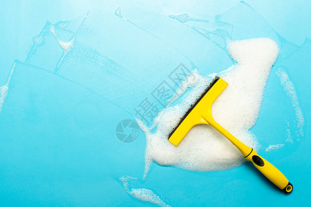 清扫和擦洗蓝底的肥皂布清洁概念清洁服务班纳平图片