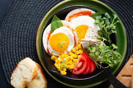健康食品超级早餐概念炒蛋和微型绿色沙拉图片