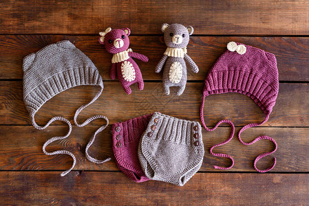 编织漂亮的软玩具帽子和婴儿短裤图片
