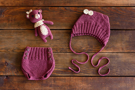 编织漂亮的软玩具帽子和婴儿短裤图片