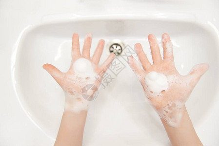 儿童用肥皂泡沫玩弄儿童的手卫生概念手工细节文本空图片