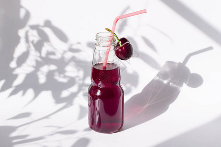 蓝底酒瓶子樱桃汁新鲜甜的白莓图片