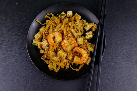 鱼虾和豆腐在黑板底的盘子上面色优图片