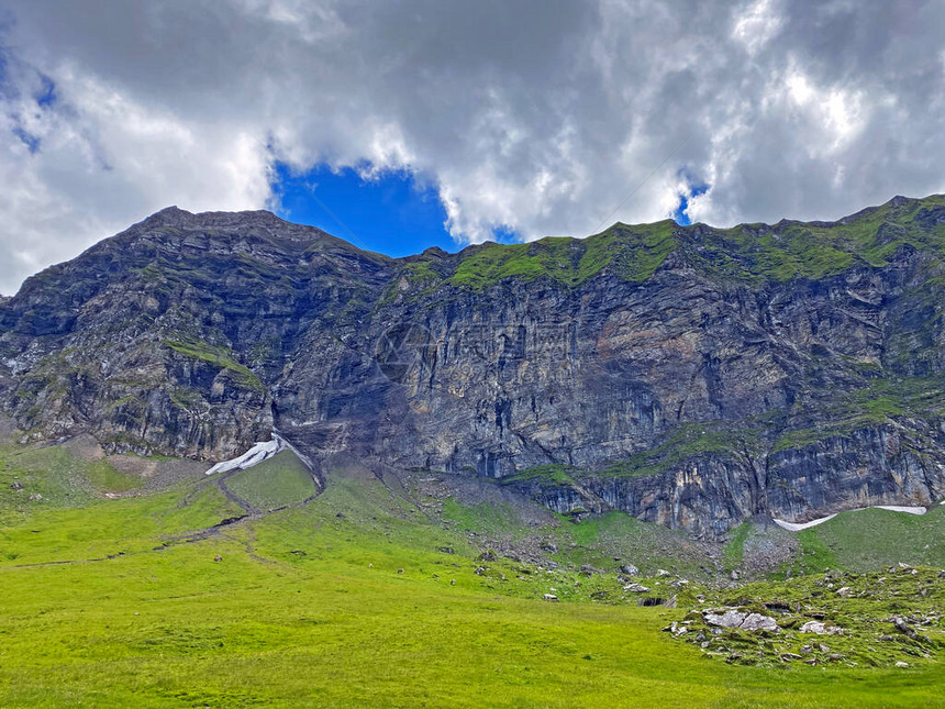 和富伦贝格位于梅尔奇湖上方和乌里阿尔卑斯山地块图片