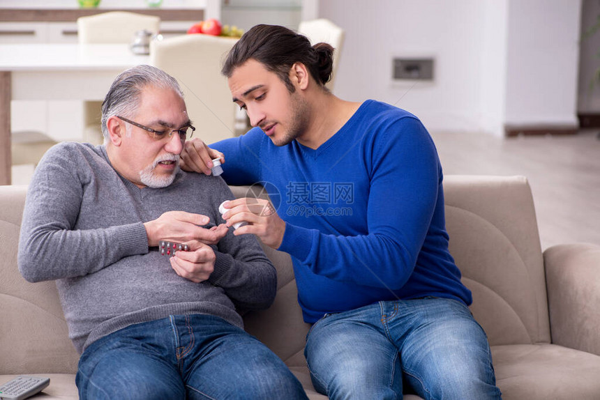 年轻男人在家照顾生病的父亲父图片