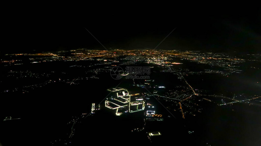 夜间从飞机上看到城市的图片