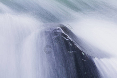 自然的瀑布从悬崖向下流到长的一条线从悬崖进入一图片