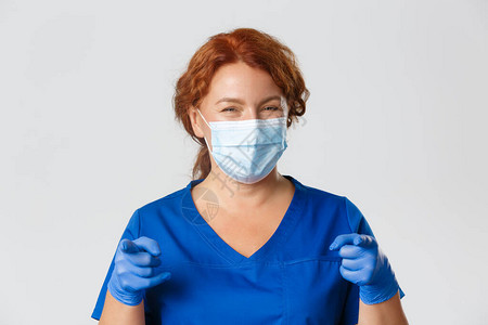 特写快乐的女医生医生或护士穿着磨砂膏面罩和手套图片