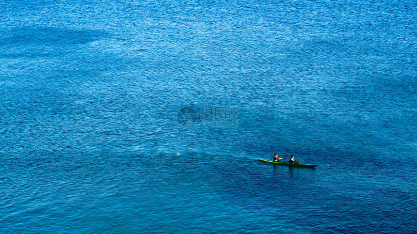 Kayak与人们一起探索海洋利比图片
