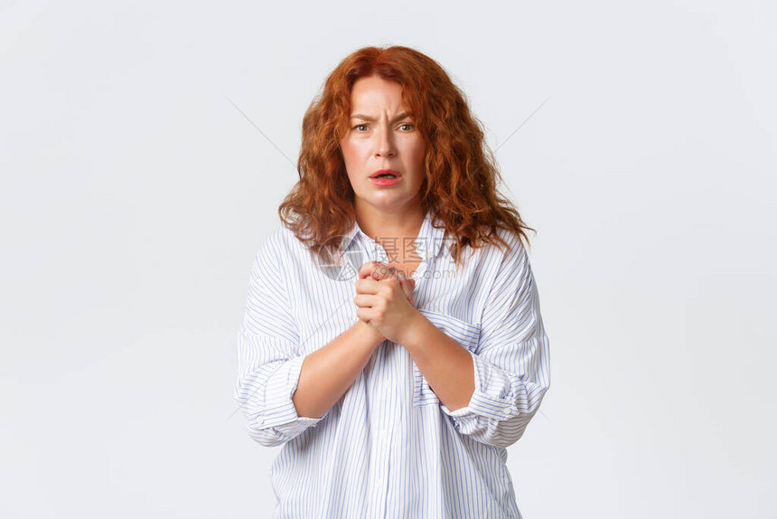 悲哀和关心的中年红发妇女的肖像图片