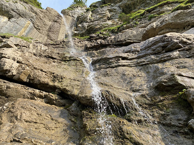 瀑布在Aelggibach溪流或失落的Aelggifall图片