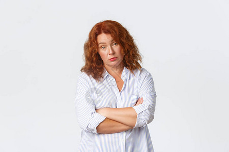怀疑和疲倦的中年红发女图片