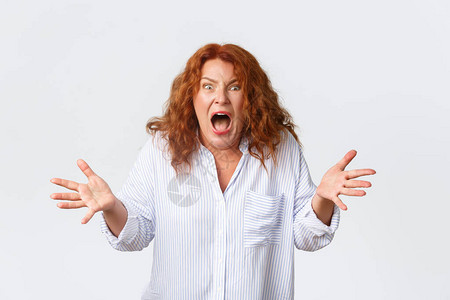 愤怒和可恨的红发中年妇女看起来愤怒和烦恼图片