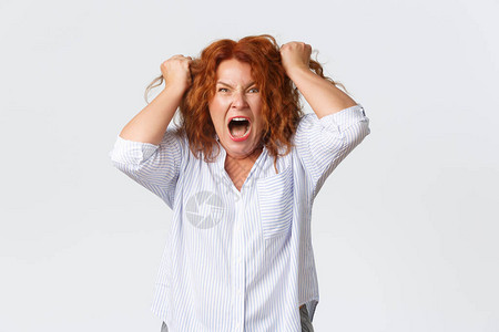 愤怒和可恨的中年红发女人看起来愤怒和烦恼图片