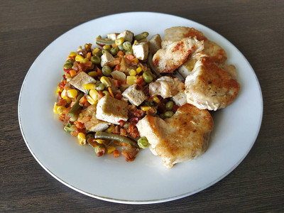 鸡块配蔬菜和豆腐图片